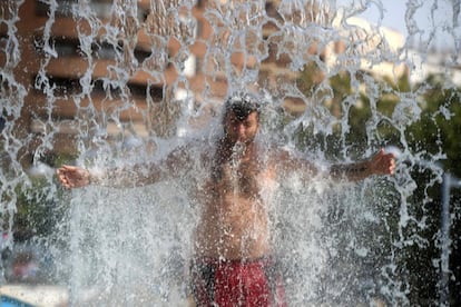  Un hombre se refresca en una fuente pública de Córdoba, una de las ciudades más afectadas por esta fuerte ola de calor que está dejando temperaturas récords tanto en España como en gran parte de Europa, el 3 de agosto.