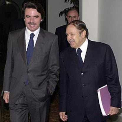 José María Aznar y Abdelaziz Buteflika, antes de la reunión que mantuvieron ayer en Argel.