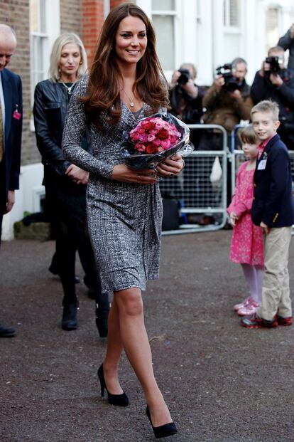 Desde que los Duques de Cambridge hicieron público que esperaban un hijo, a principios del pasado diciembre, Catalina se ha convertido en la protagonista de todos los flashes y miradas. Catalina eligió este vestido estampado de Max Mara en las primeras semanas de su embarazo.