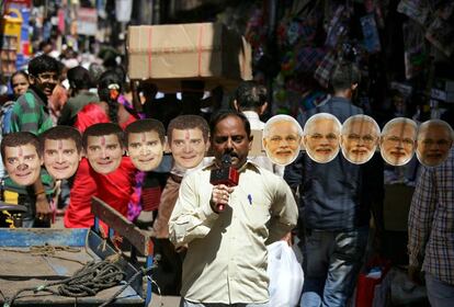 Anand Kumar Bowmick, un activista social, da un discurso en una calle concurrida, con unas caretas del primer ministro Narendra Modi y del candidato del principal partido opositor del Congreso de la India, Rahul Gandhi, para pedir a las personas que voten en la segunda fase de las elecciones generales, en Chennai (India).