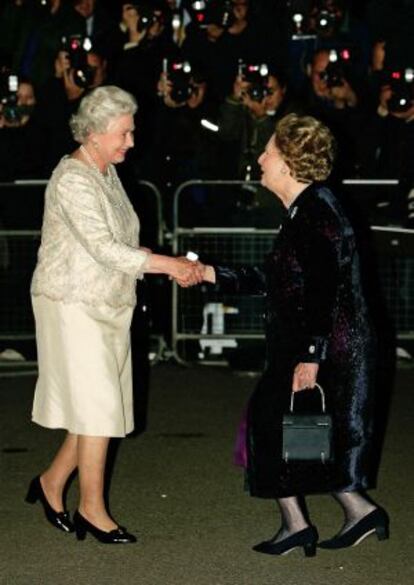 La ex primera ministra británica, Margaret Thatcher saluda a Isabel II a su llegada a la fiesta del 80 cumpleaños de la Dama de Hierro.