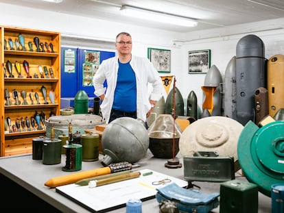 Dietmar Püpke, jefe del Servicio de Desactivación de Artefactos Explosivos de la policía de Berlín, con una colección de diferentes tipos de bombas, minas, granadas y otros explosivos encontrados en la capital alemana.