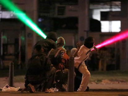 Jóvenes protestan contra el Gobierno el lunes, en Bogotá.