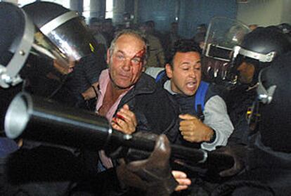 Algodoneros y agentes de la policía se enfrentan en la estación de Santa Justa, en Sevilla.