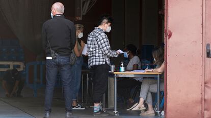 Residentes del colegio mayor Galileo Galilei de València en la carpa donde se realizaron pruebas masivas de PCR.