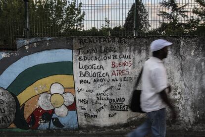 Letrero pintado en la entrada al barrio por un taller de Educación de calle, una herramienta para ofrecer conocimiento en un lugar donde hay un alto absentismo escolar.