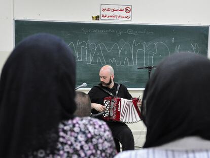 Manu Iturregi, durante el concierto celebrado en la Universidad de Belén en Cisjordania.