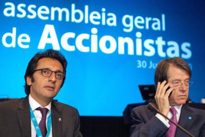 Zeinal Bava, a la izquierda, y Henrique Granadeiro, durante la junta general del miércoles.