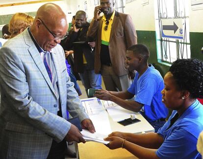 El presidente sudafricano, Jacob Zuma, vota en un colegio electoral de Nkandla.