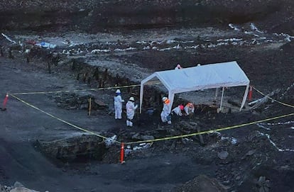 Una brigada de rescate trabaja en la recuperación de los cuerpos de ocho mineros en el pozo de carbón del Pinabete, en Sabinas (Coahuila), en diciembre de 2023.