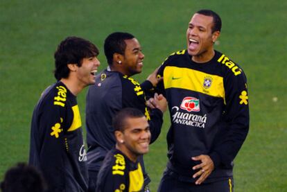 Kaká, Robinho, Alves y Luis Fabiano bromean en el entrenamiento de ayer.