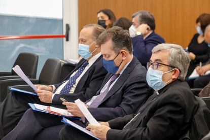 El secretario general de la CEE, Luis Argüello (d), y el presidente del despacho que audita los abusos, Javier Cremades (c), durante la reunión de las oficinas de protección de menores y prevención de abusos de las diócesis y congregaciones religiosas la semana pasada en Madrid.
