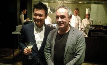 Ferran Adrià durante la presentación de la edición en chino mandarín de su "enciclopedia" de recetas de cocina.