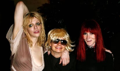 De izquierda a derecha: la cantante Courtney Love, JT LeRoy (Savannah Knoop) y Laura Albert (Speedy), en una fiesta en 2003.