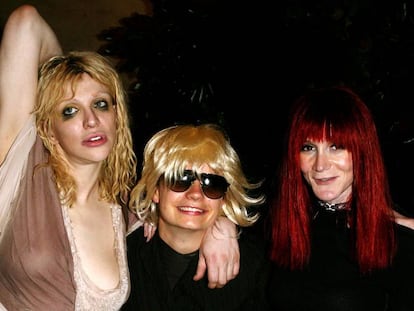 De izquierda a derecha: la cantante Courtney Love, JT LeRoy (Savannah Knoop) y Laura Albert (Speedy), en una fiesta en 2003.