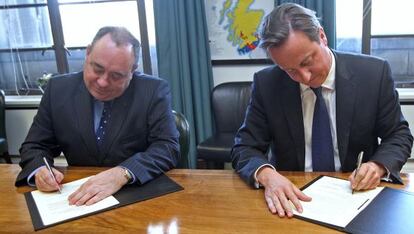 Salmond (izquierda) y Cameron firman el acuerdo para celebrar el referéndum, el 15 de octubre de 2012.