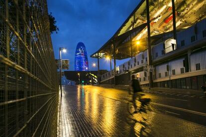 La Torre Agbar amb la fa&ccedil;ana encesa divendres a la nit.