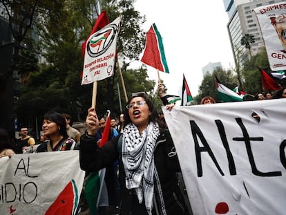 Manifestantes protestan en contra del genocidio en Palestina, el 5 de octubre en Ciudad de México.