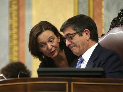 Carolina Bescansa conversa amb el president del Congrés, Patxi López.