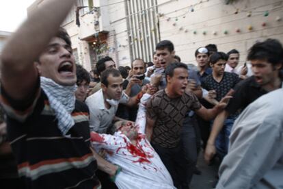Un grupo de manifestantes evacua a un hombre herido por disparos de la milicia islámica durante una protesta en Teherán en junio de 2009 tras la reelección de Mahmud Ahmadineyad.
