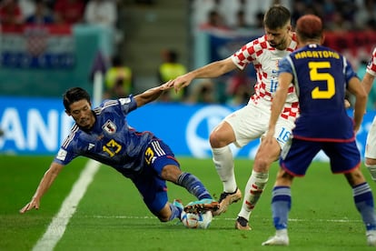 El croata Bruno Petkovic, peleando un balón con el jugador japonés Hidemasa Morita durante el partido de octavos de final. 