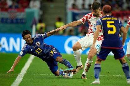 El croata Bruno Petkovic, peleando un balón con el jugador japonés Hidemasa Morita durante el partido de octavos de final. 