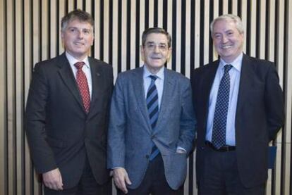 De izquierda a derecha, el presidente de Kutxa, Xavier Iturbe, el de BBK, Mario Fernández, y el de Caja Vital, Carlos Zapatero, en un encuentro el pasado enero en Bilbao.