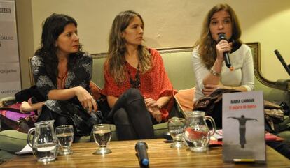 María Carman, entre la poeta Claudia Masin (izquierda) y la escritora Florencia Abbate en la presentación de 'El pájaro de hueso' en Buenos Aires.