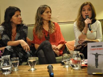 Mar&iacute;a Carman, entre la poeta Claudia Masin (izquierda) y la escritora Florencia Abbate en la presentaci&oacute;n de &#039;El p&aacute;jaro de hueso&#039; en Buenos Aires.