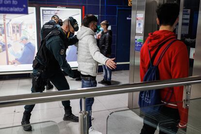 Agentes de la Guardia Civil cacheaban en febrero de 2022 a jóvenes en el metro de Madrid.