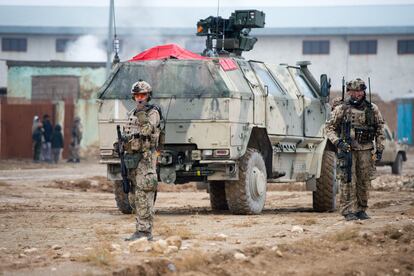 Soldados alemanes patrullaban las calles de la ciudad afgana de Mazar-i-Sharif, el 11 de diciembre de 2013.