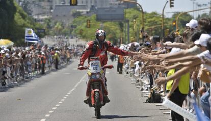 El piloto Eric Palante abandona la explanada del Obelisco de Buenos Aires en la salida simbólica del Rally que recorrerá Argentina y Chile.