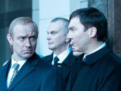 Jude Law (izquierda), como Vladimir Putin, y Paul Dano, como Vadim Baranov, en una escena de 'El mago del Kremlin'.