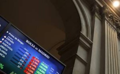 Vista de una pantalla informativa de la evolución de la prima de riesgo en diferentes países europeos. EFE/Archivo