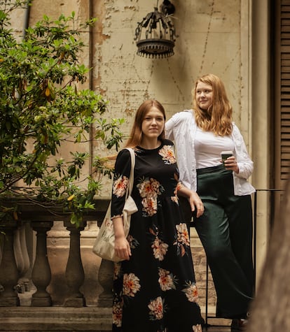 Polina Goreva (izquierda, 28 años) y Veronika Preobrazhenskaia (22), alumnas rusas de un máster en gestión cultural en la Universitat Internacional de Catalunya.