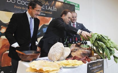 Conde Roa, Xosé Crespo y Jesús Vázquez, ante los productos que se promocionan en la Feira do Cocido de Lalín.