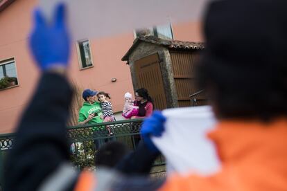 Miembros de Protección Civil felicitan a varios niños de la ciudad de Santiago en el día de su cumpleaños, como sorpresa para sobrellevar el confinamiento.