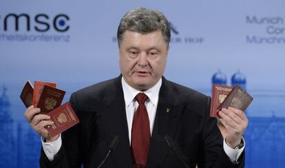 Poroshenko muestra pasaportes rusos para demostrar la presencia de las tropas de este país en Ucrania en la conferencia de Múnich.