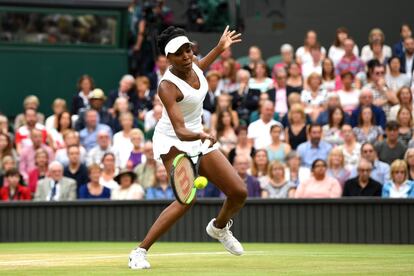 Venus Williams lanza la pelota a Garbiñe Muguruza.