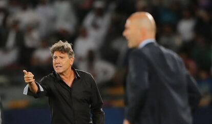 Renato Portaluppi, entrenador del Gremio, da instrucciones a sus jugadores.