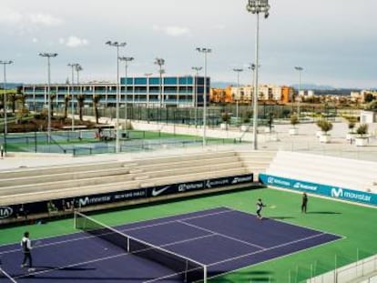 De arriba a abajo, varias instantáneas de la Rafa Nadal Academy. En la segunda imagen, el jugador español charla con los alumnos de este centro de alto rendimiento de tenis situado en Manacor (Mallorca).