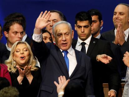 El primer ministro Benjamín Netanyahu, celebra su victoria electoral la madrugada del martes en Tel Aviv. REUTERS/Amir Cohen