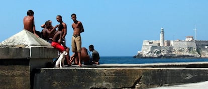 Un grupo de j&oacute;venes en el Malec&oacute;n de La Habana.