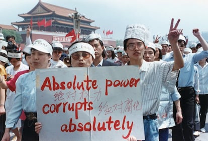 Um grupo de jornalistas pró-democracia se juntou às manifestações na Praça Tiananmen em 17 de maio de 1989.