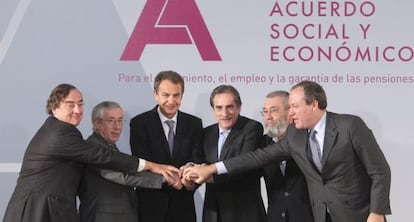 Zapatero durante la firma del Acuerdo Social y Econ&oacute;mico para el crecimiento del empleo y la garant&iacute;a de las pensiones en el Palacio de la Moncloa en febrero de 2011.