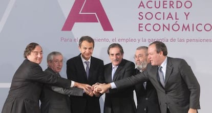 Zapatero durante la firma del Acuerdo Social y Económico para el crecimiento del empleo y la garantía de las pensiones en el Palacio de la Moncloa en febrero de 2011.