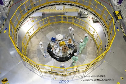 Workers analyzing the payload of the first Ariane 6 before inserting it into the rocket. 