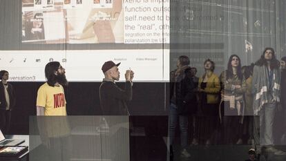 Parch Es y Tim Sang,
(xa) or, (a nonhuman subject manifest through the walls of this theater performing themselves) 
videoinstalación y performance presentado en Perhaps It Is High Time for a Xeno-architecture to Match, 
Bruselas, Bélgica, 2017.
(Imagen: cortesía Julio Cann)