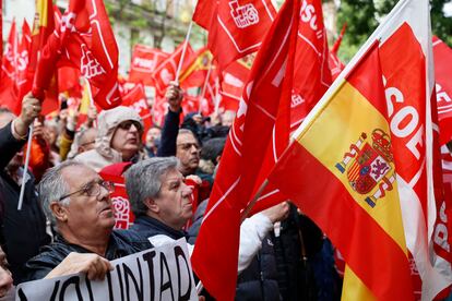 Simpatizantes del PSOE se concentran en los alrededores de la sede socialista de Ferraz para mostrar su apoyo al presidente del Gobierno.