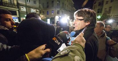 Carles Puigdemont surt del seu anterior hotel a Brussel·les